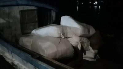 সুনামগঞ্জে ভারতীয় কাপড়সহ তিনজন আটক